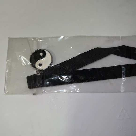 Yin & Yang Choker Necklace with Pendant - Picture 3 of 4
